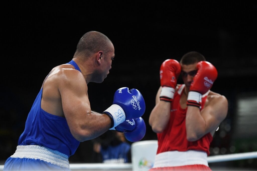 Dois homens lutando boxe