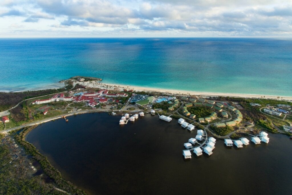 Vista aérea da Ilha de Cayo Coco com céu azul e mar com águas claras