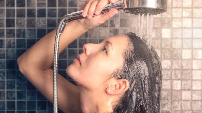 Veja como o cobre na tubulação do chuveiro pode afetar os cabelos