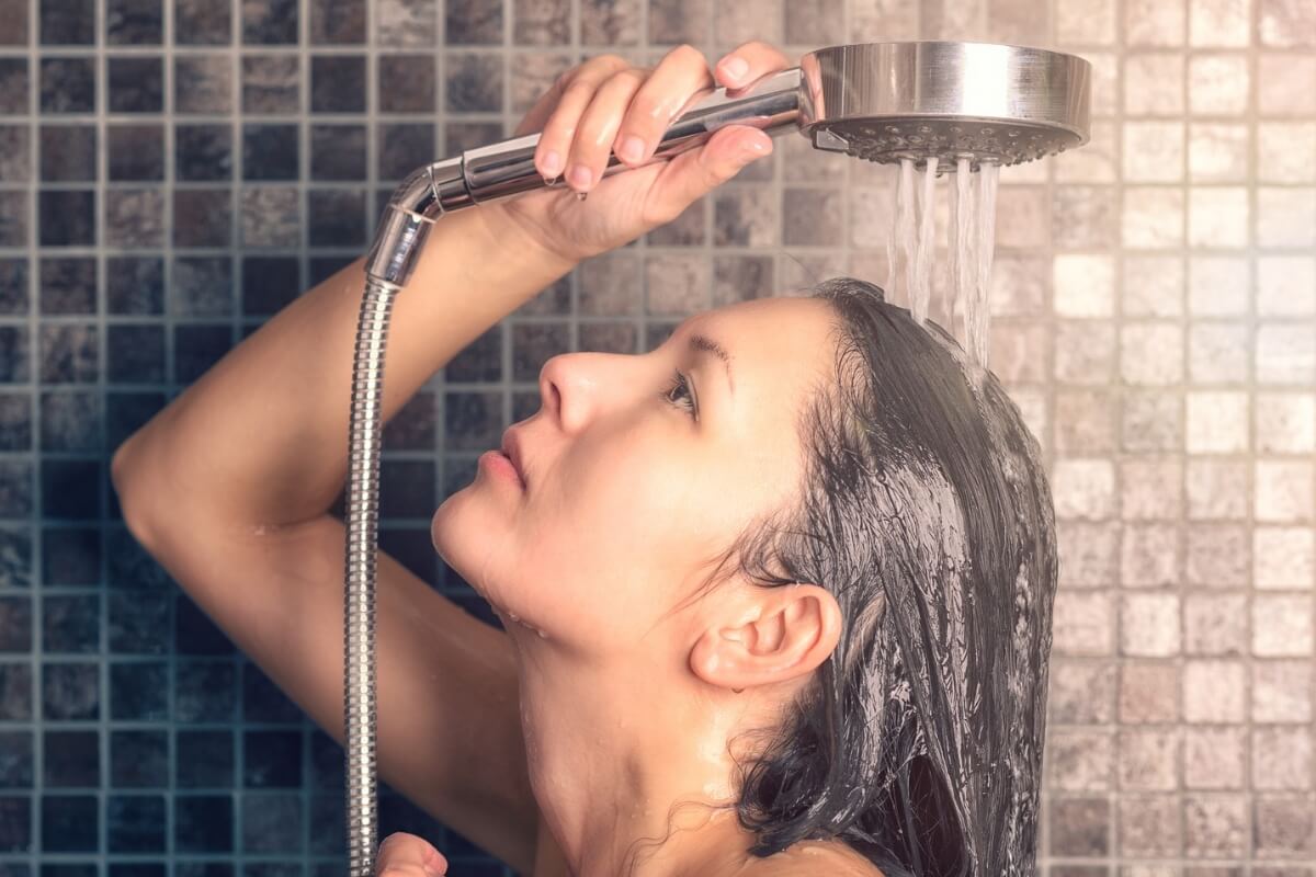 Veja como o cobre na tubulação do chuveiro pode afetar os cabelos