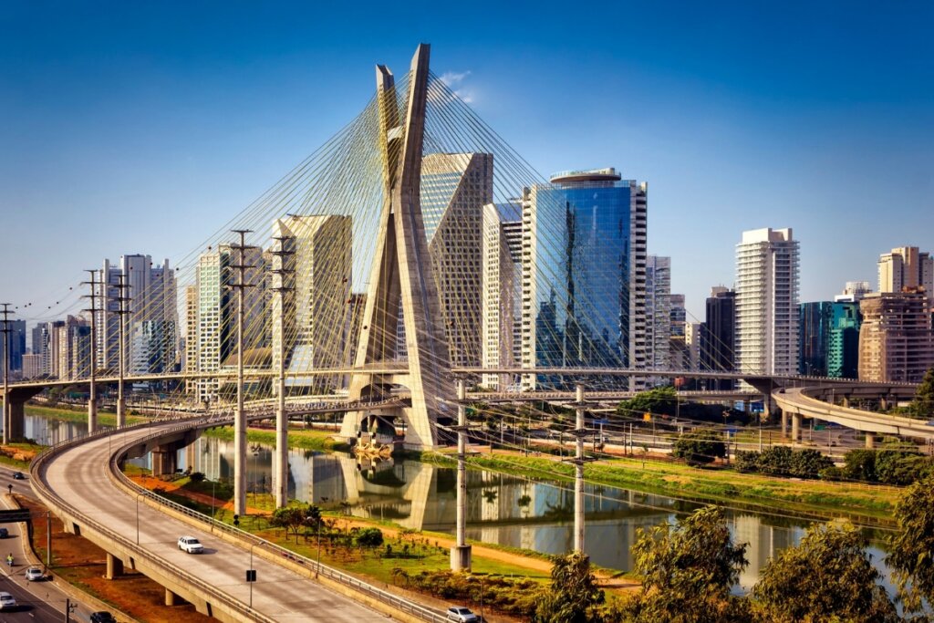 Vista aérea da Ponte Estaiada em São Paulo