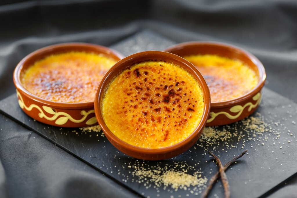 Crème brulée em três recipientes marrom