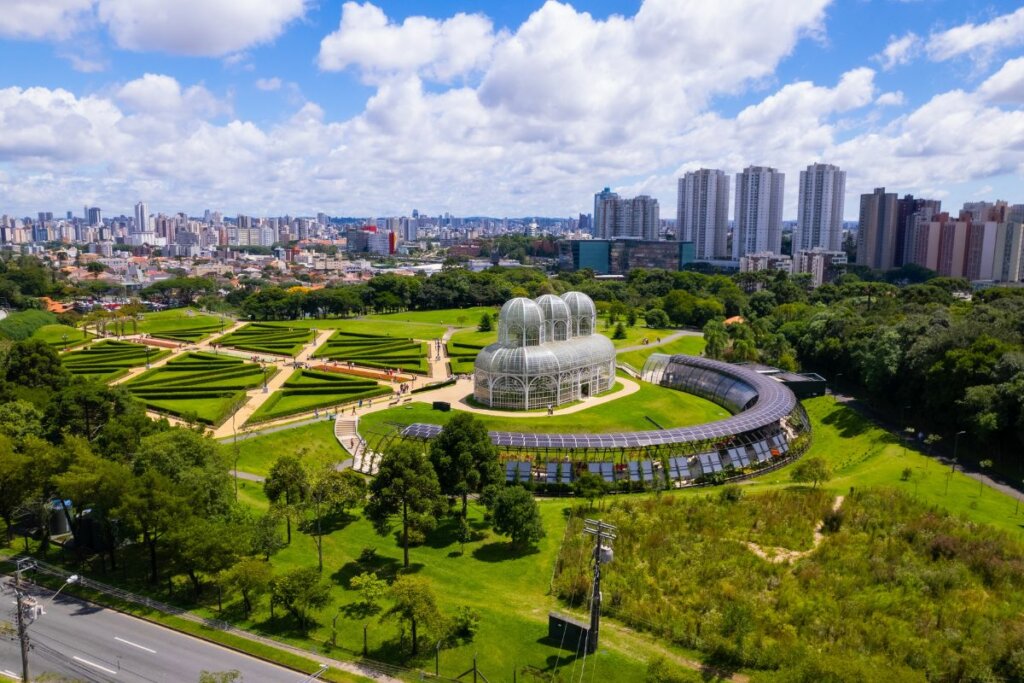 Vista aérea do Jardim Botânico em Curitiba com céu azul 