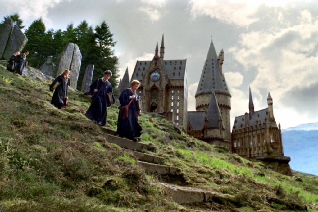 Cena do filme "Harry Potter e o Prisioneiro de Azkaban" dos protagonistas descendo uma escada 