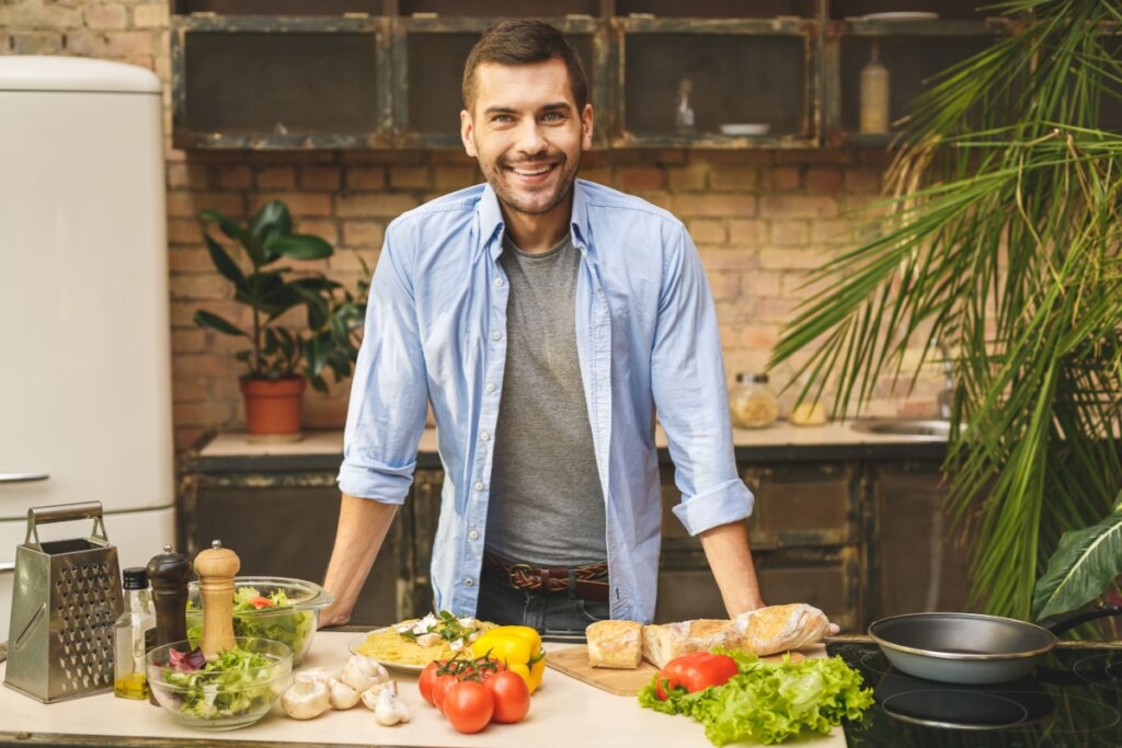 Homem sorrindo na cozinha