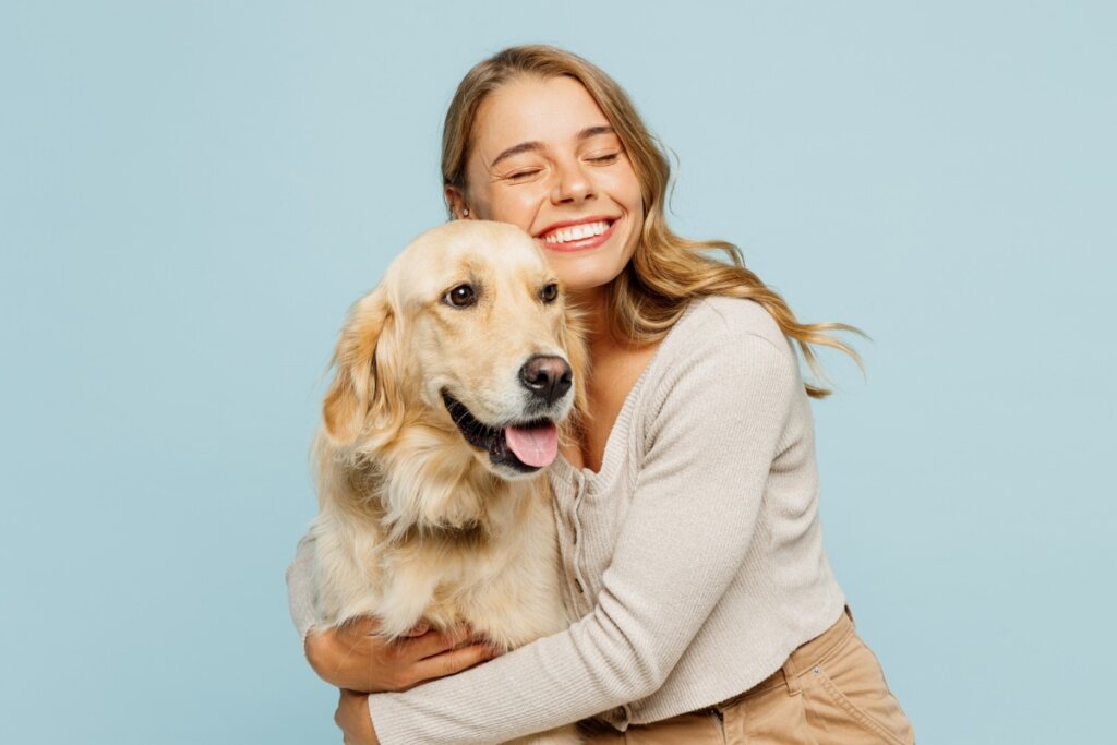 Mulher abraçando um cachorro