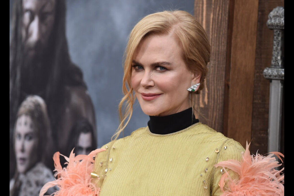 Atriz Nicole Kidman posando para foto com um vestido verde 