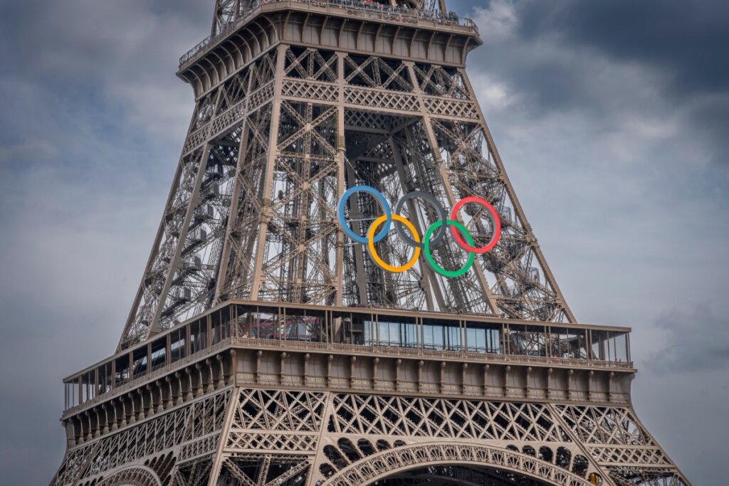 Imagem da Torre Eiffel com o logo das Olimpíadas