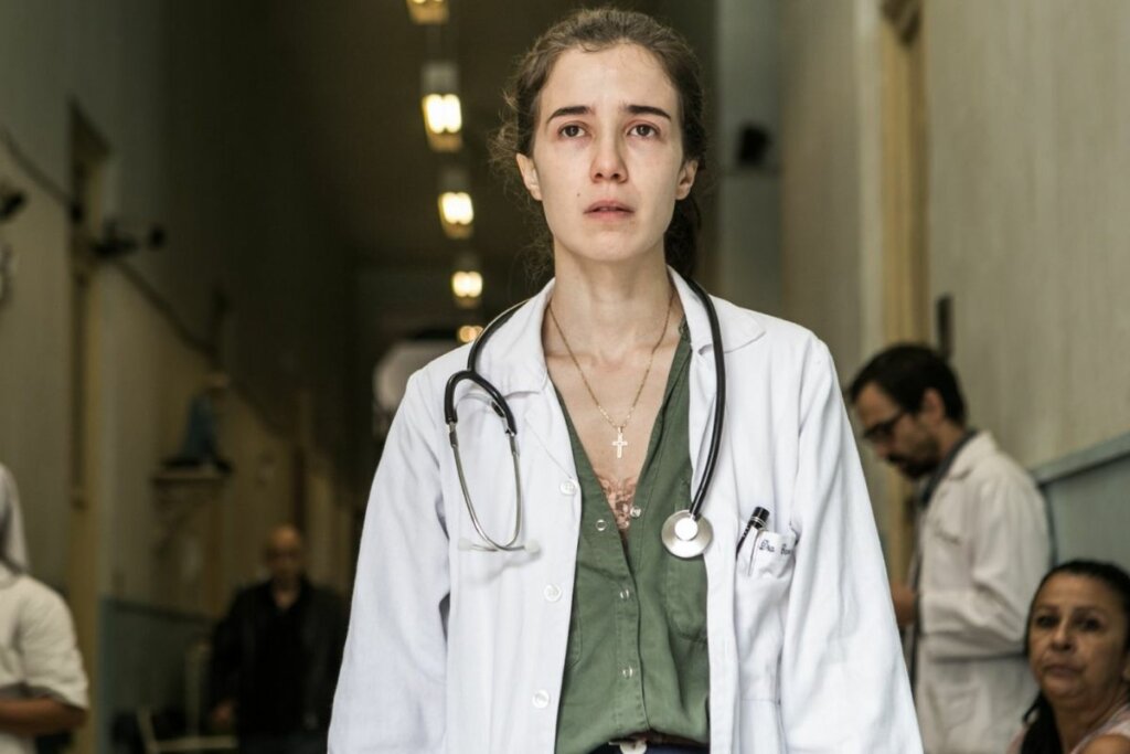 Marjorie Estiano na série "Sob pressão" vestida de médica