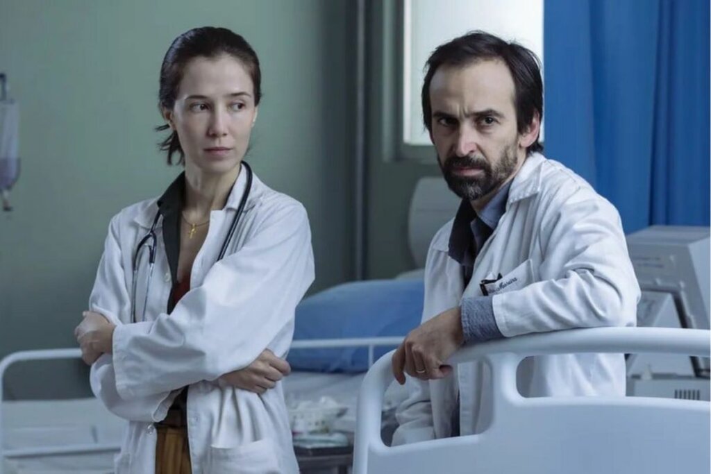 Marjorie Estiano e Julio Andrade vestidos de médicos na série "Sob Pressão)