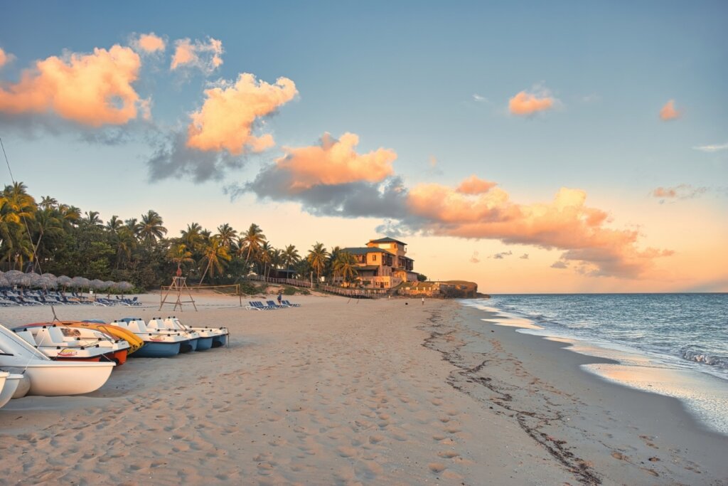 Vista do entardecer em uma praia em Varadero