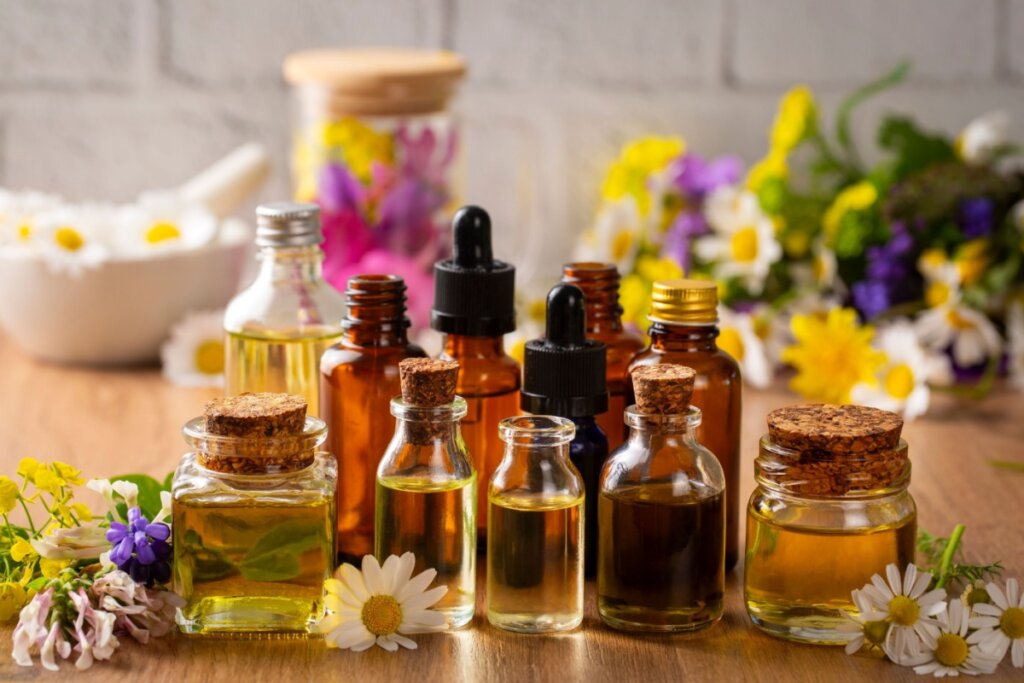 Vários vidros um ao lado do outro com diferentes óleos essenciais utilizados na aromaterapia