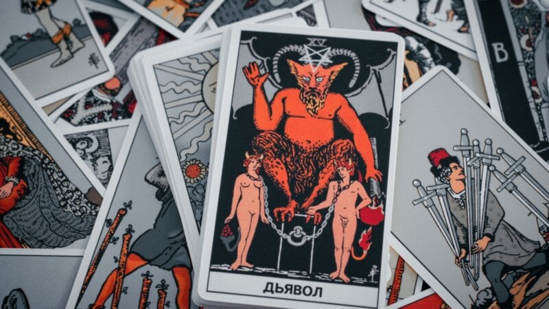 Veja o real significado das cartas morte e diabo no tarot