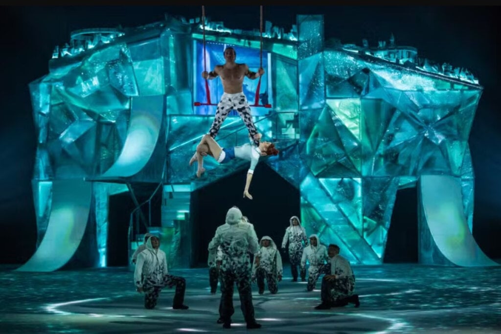 Cena de "Cirque du Soleil: Sem Proteção"; bailarinos dançando e fazendo acrobacia 