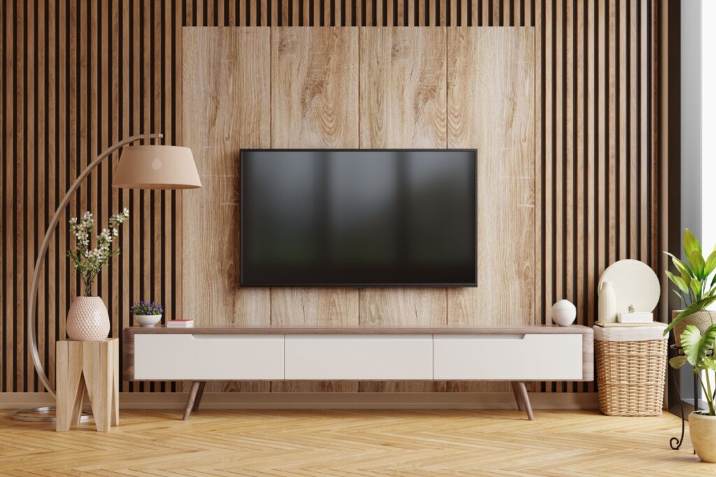 Sala com TV no painel