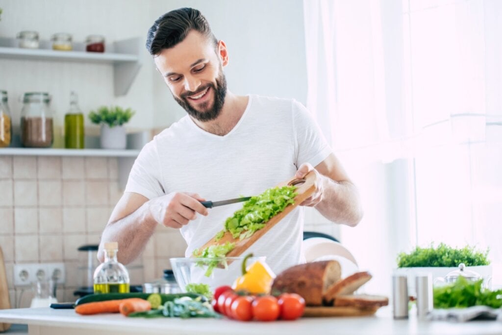 O personal chef atende clientes particulares, oferecendo refeições personalizadas (Imagem: My Ocean Production | Shutterstock) 