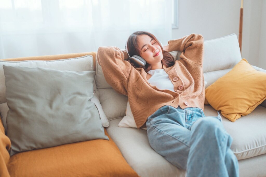 menina asiática relaxando enquanto ouve música