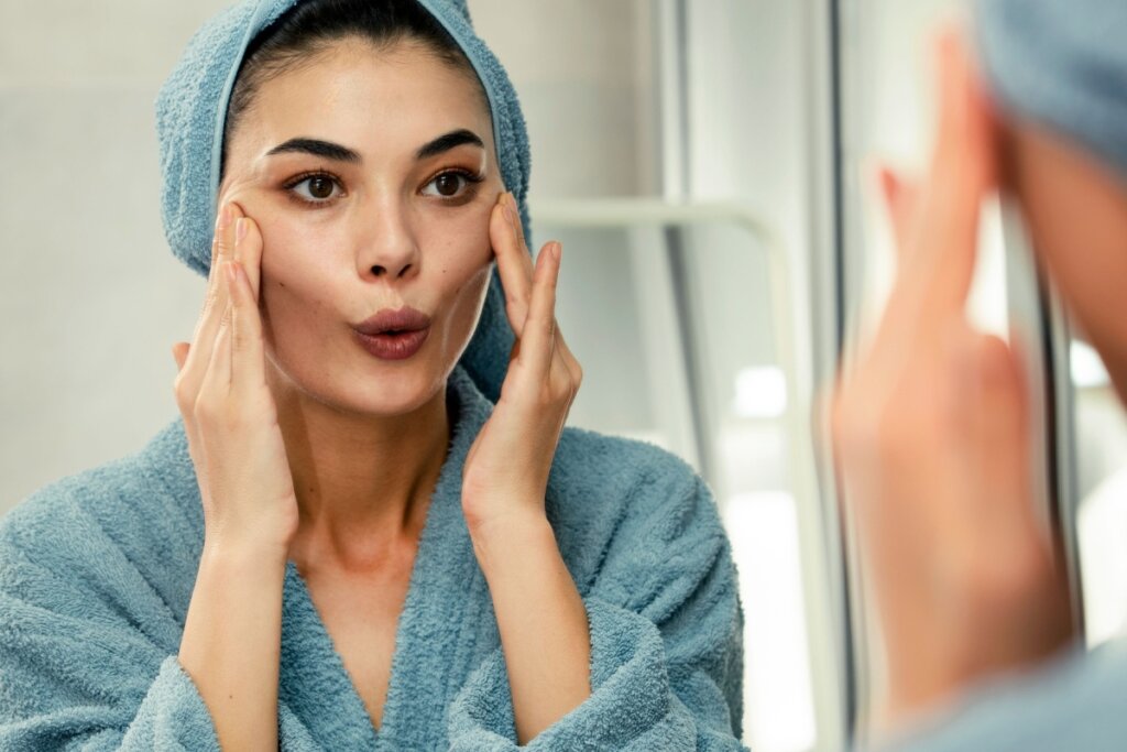 mulher fazendo exercício facial olhando no espelho