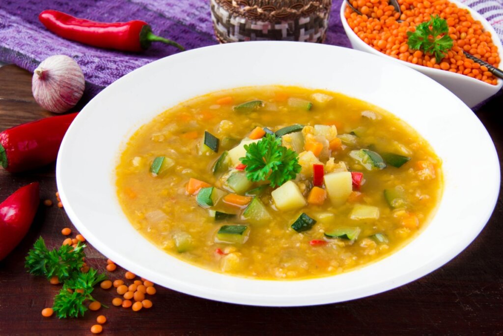 sopa de lentilha com legumes em prato branco
