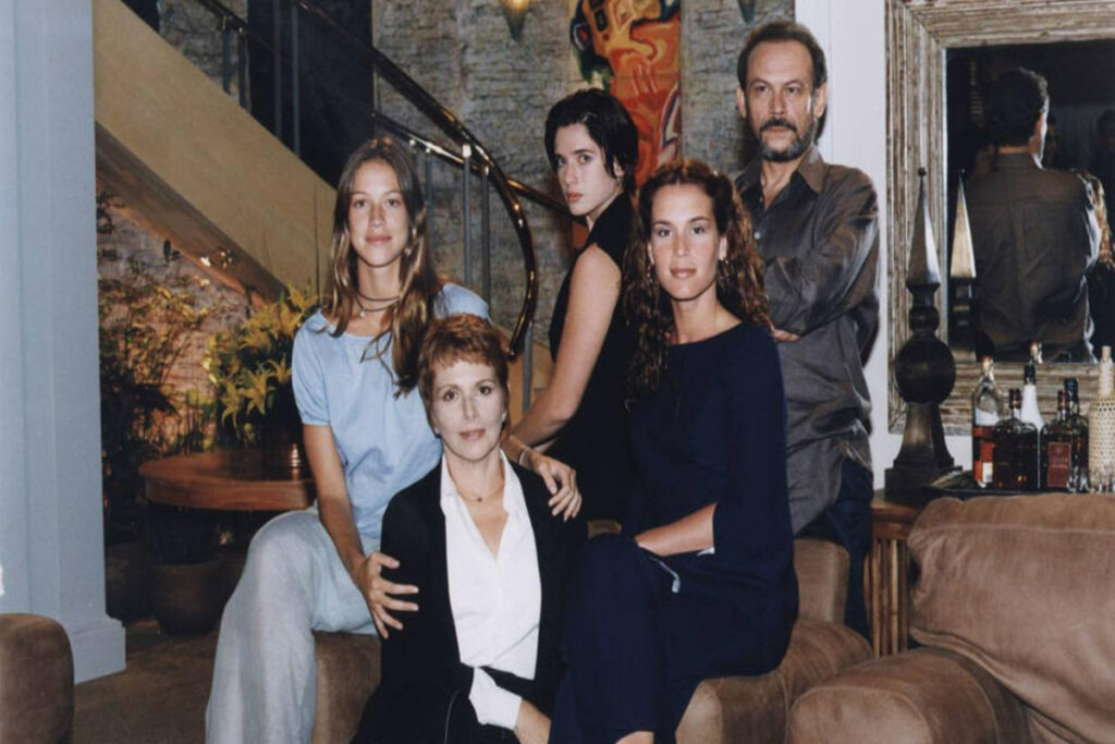 Elenco da novela Suave veneno posando para foto - há 4 mulheres e um homem na foto