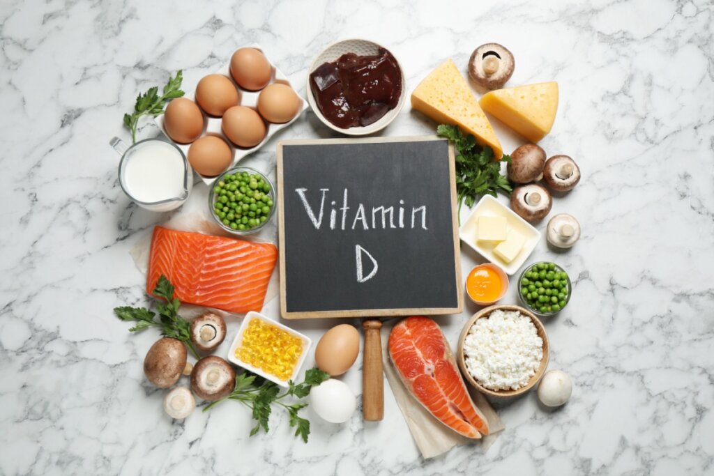 alimentos com vitamina D e uma placa escrita "vitamin D"