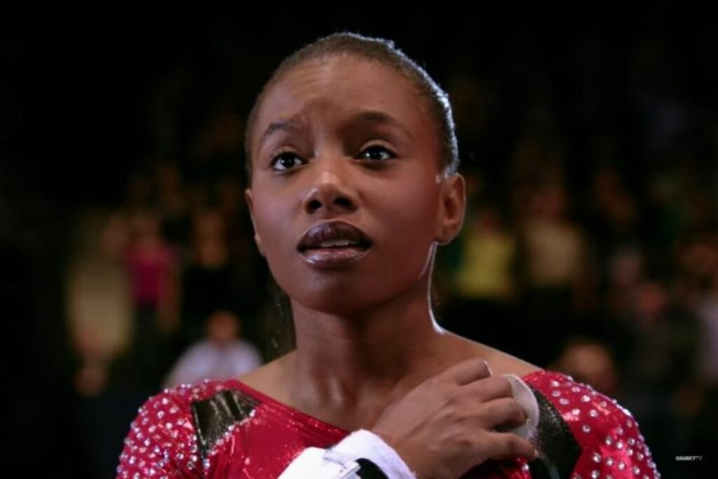 Atriz Sydney Mikayla interpretando a atleta Gabby Douglas no filme "A História de Gabby Douglas"