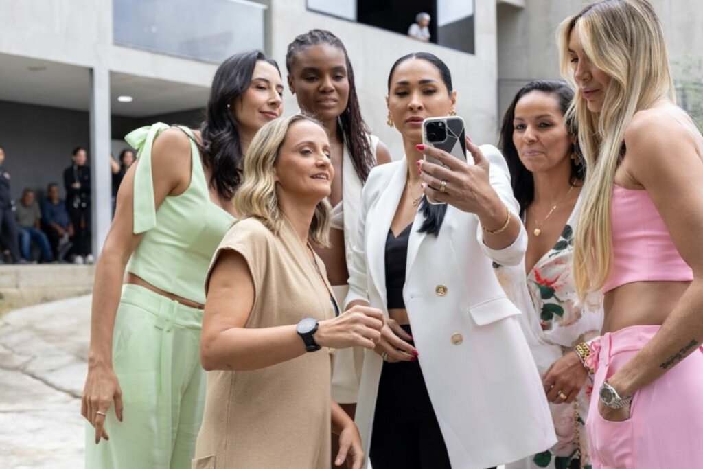 Sheilla Castro, Fabi Alvim, Fabiana Claudino, Jaqueline Carvalho, Paula Pequeno e Thaisa Daher fazendo selfie 