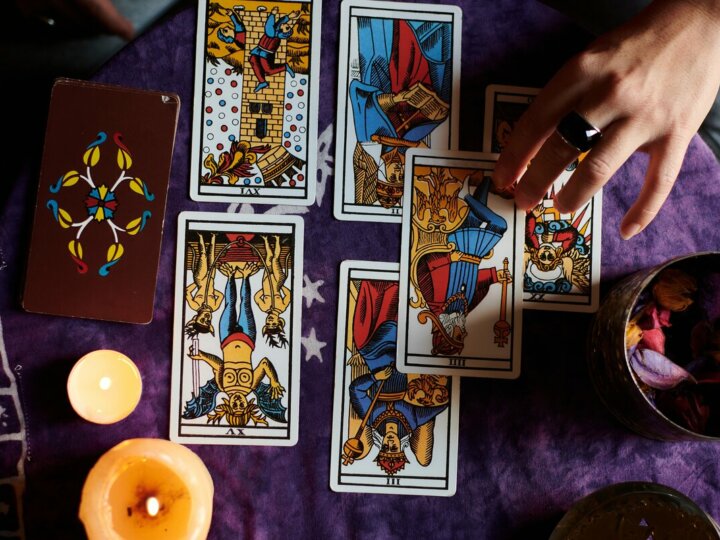 Confira as previsões do tarot para agosto de 2024