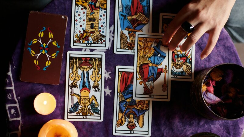 Confira as previsões do tarot para agosto de 2024