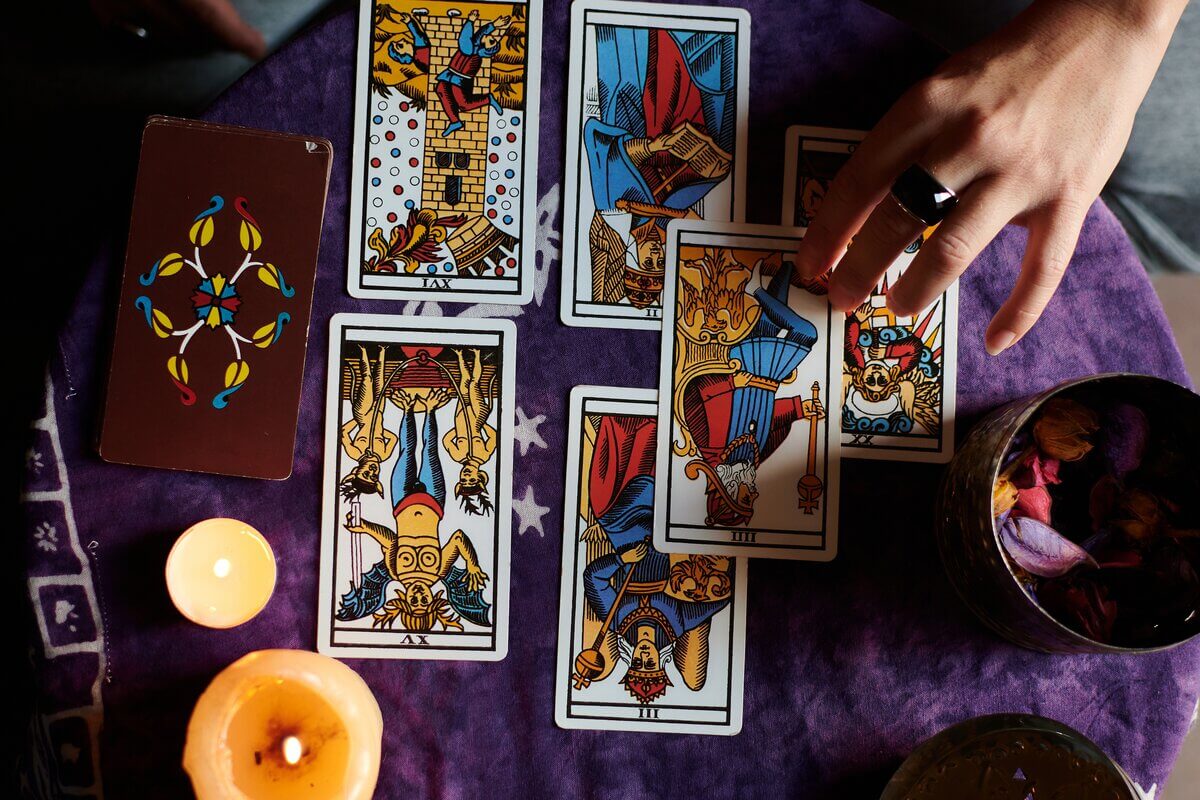 Confira as previsões do tarot para agosto de 2024