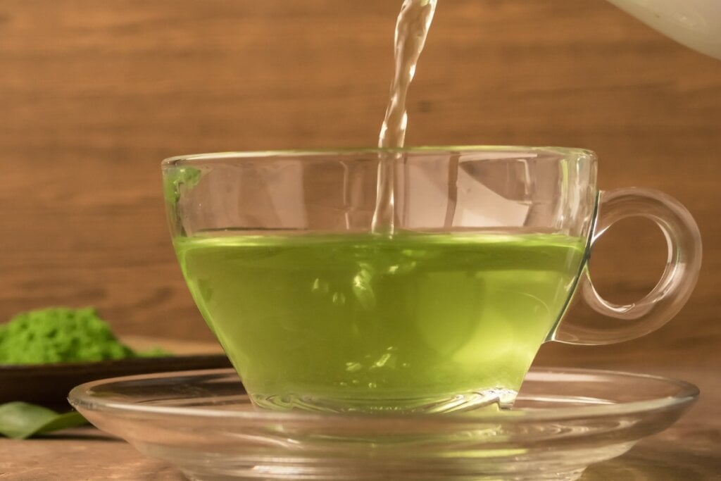 Xícara de vidro transparente com chá verde de matcha