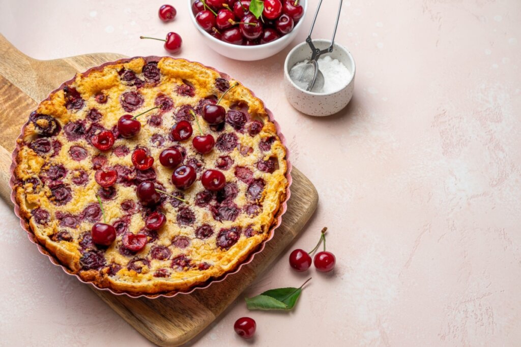 Clafoutis de cereja em cima de uma mesa