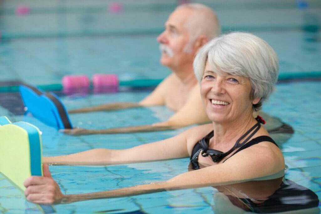 A hidroterapia é benéfica para idosos e pacientes que sofreram AVC, pois ajuda na prevenção de quedas e na melhora da coordenação motora (Imagem: ALPA PROD | Shutterstock)