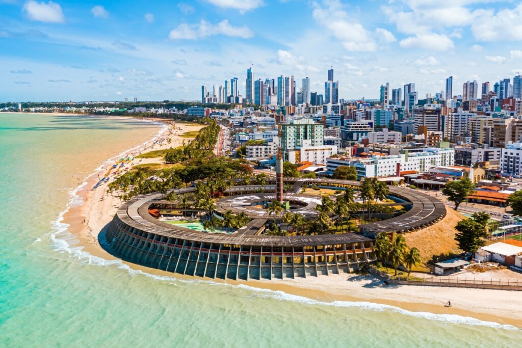 Vista aérea de uma praia com águas claras em João Pessoa