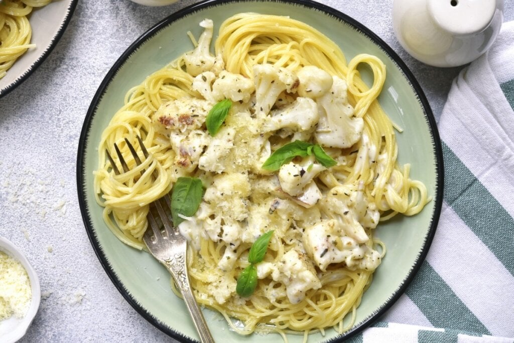 Macarrão com molho de couve-flor em um prato verde