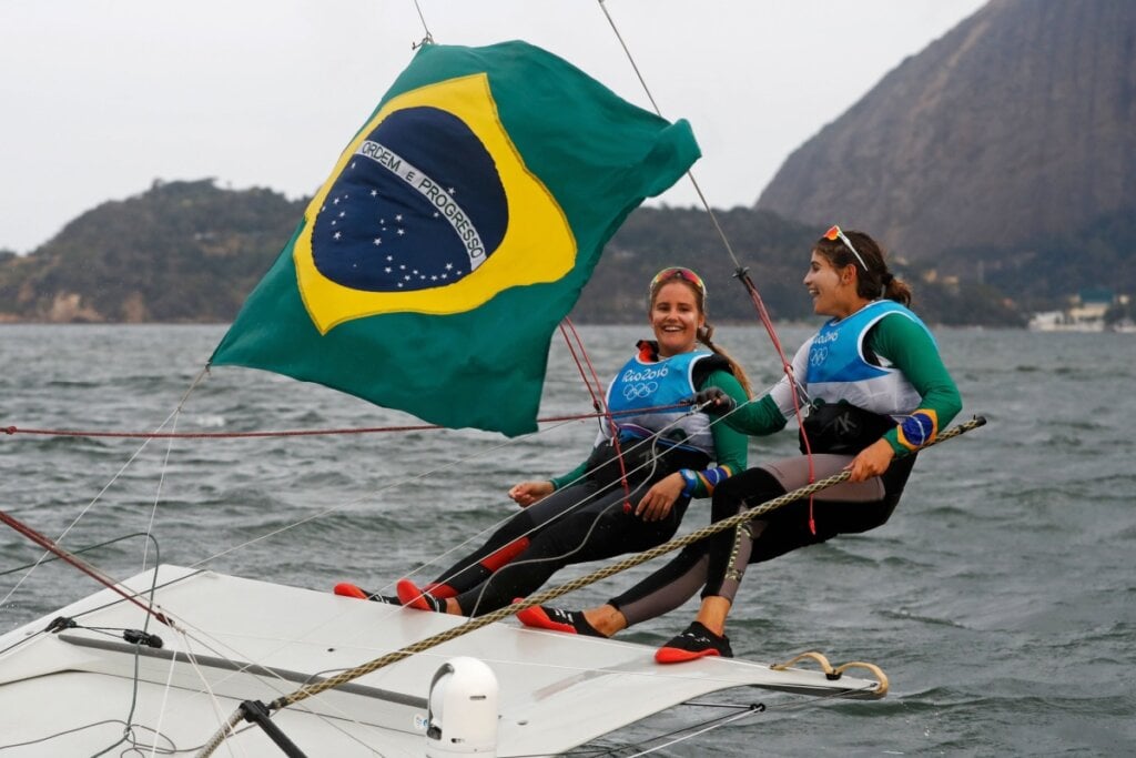 Martine Grael e Kahena Kunze em prova de vela nas olimpíadas do Rio de Janeiro