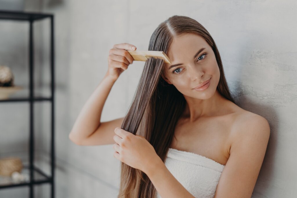 Mulher penteando o cabelo em banheiro