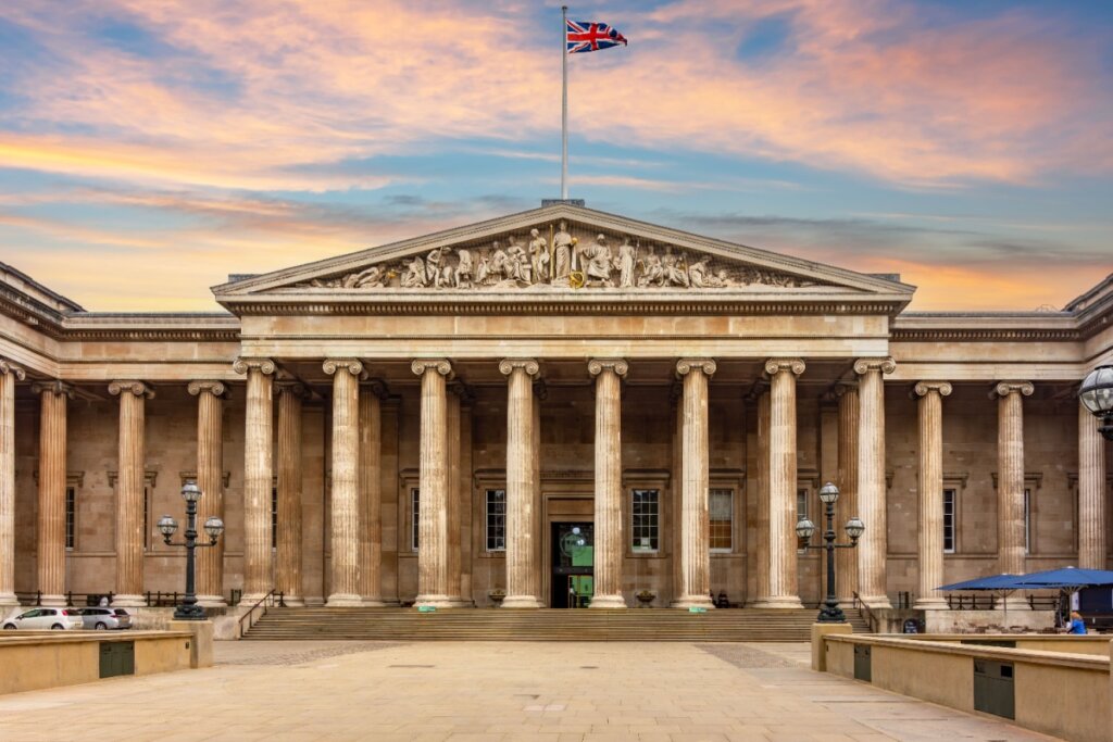 Entrada do Museu Britânico, no Reino Unido