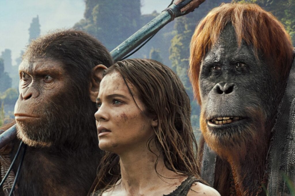 Capa do filme "Planeta dos Macacos: O Reinado" com a atriz Freya Allan no meio de um macaco e um orangotango