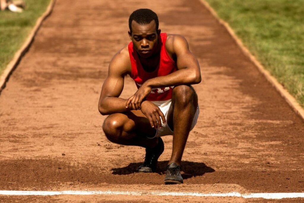 Stephan James interpretando o atleta Jesse Owens no filme 