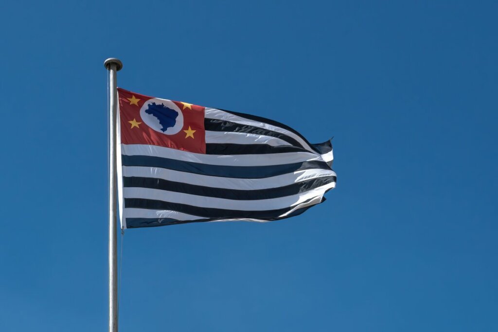 Bandeira da cidade de São Paulo em um mastro