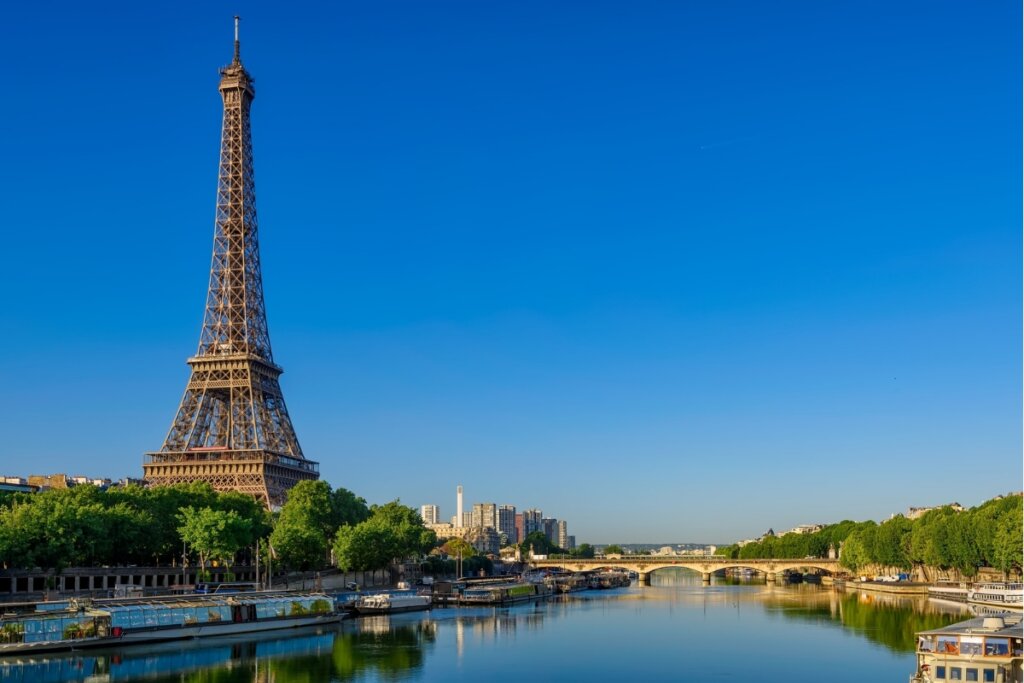 Vista do Rio Cena e da Torre Eiffel com céu azul sem nuvens 