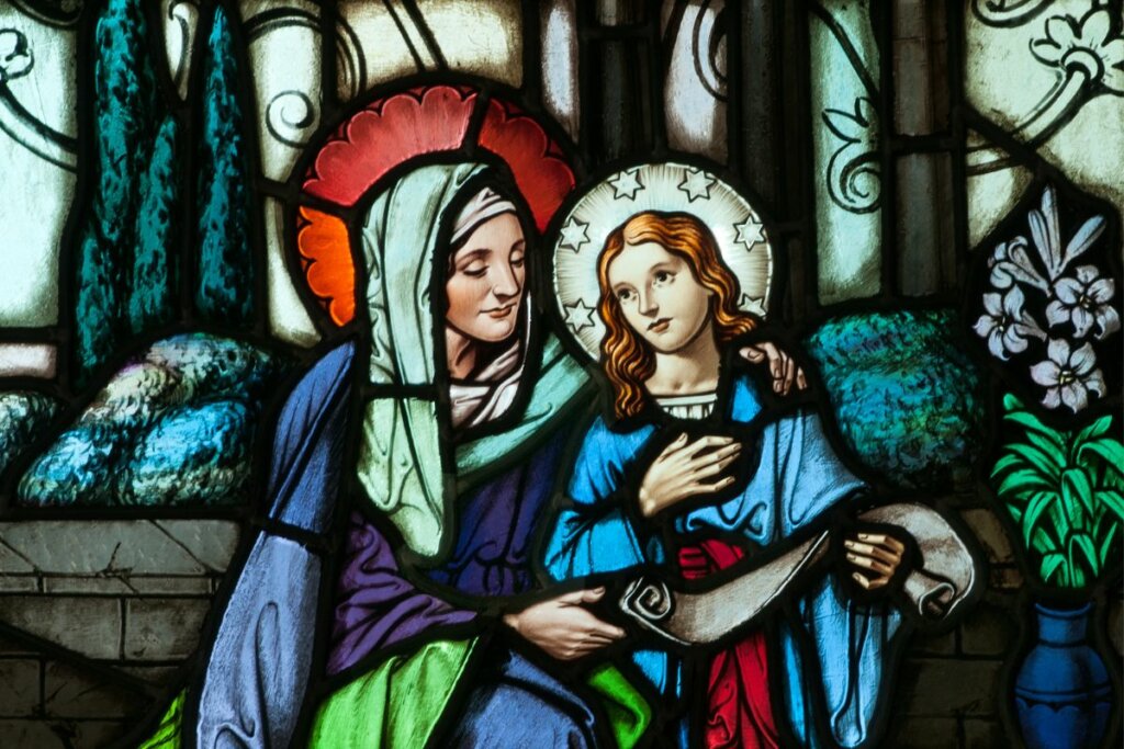 Vitral colorido com Santa Ana e Maria criança