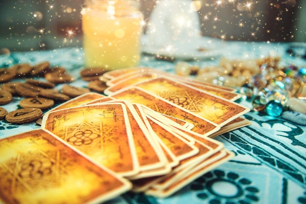 Cartas do tarô em cima de uma mesa com vela