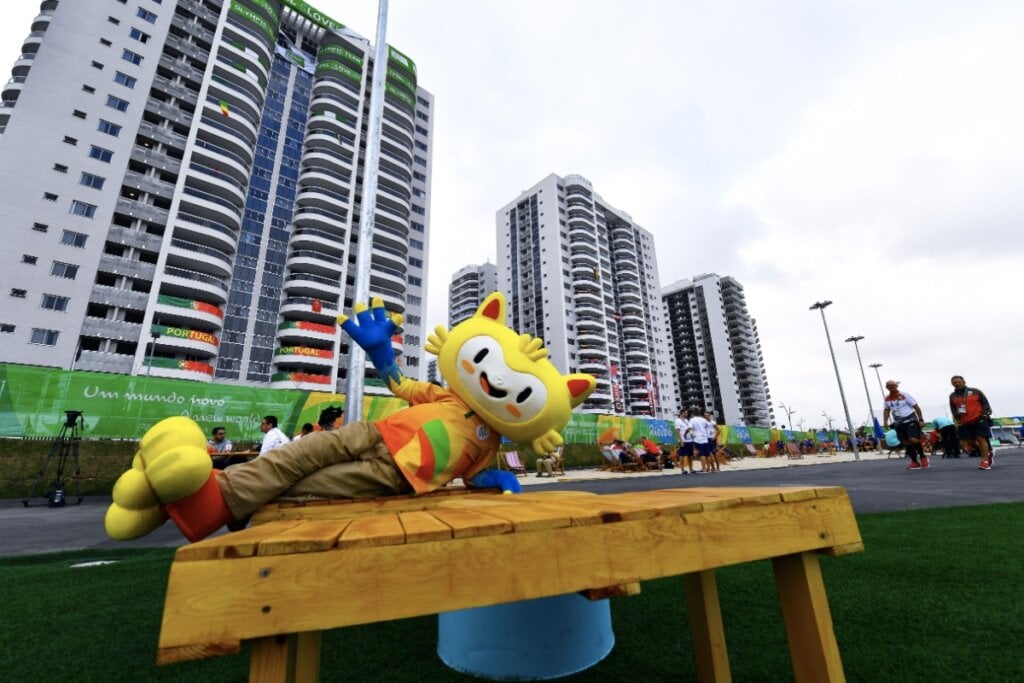 Mascote Vinicius posando no Rio de Janeiro
