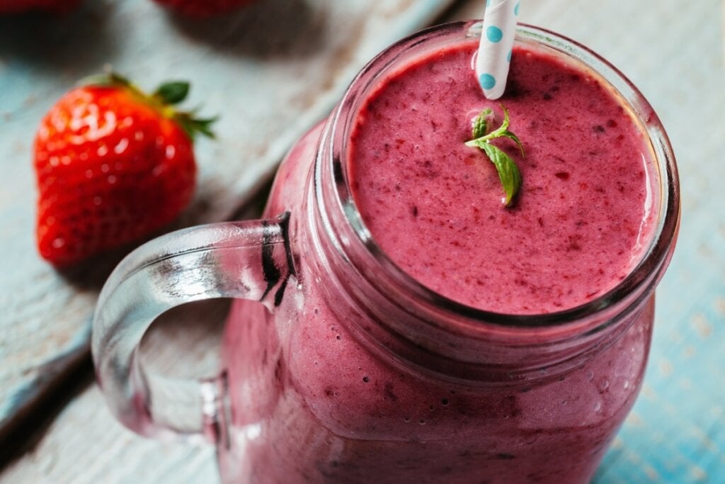 Caneca de vidro com vitamina de açaí e morango