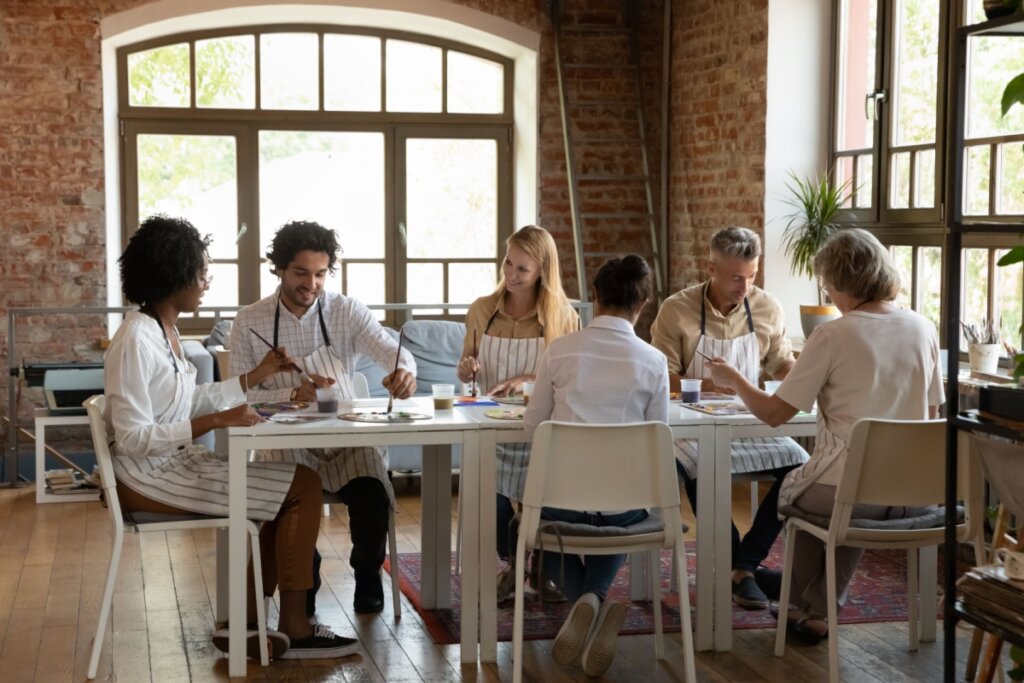 Grupo de pessoas fazendo arteterapia no trabalho