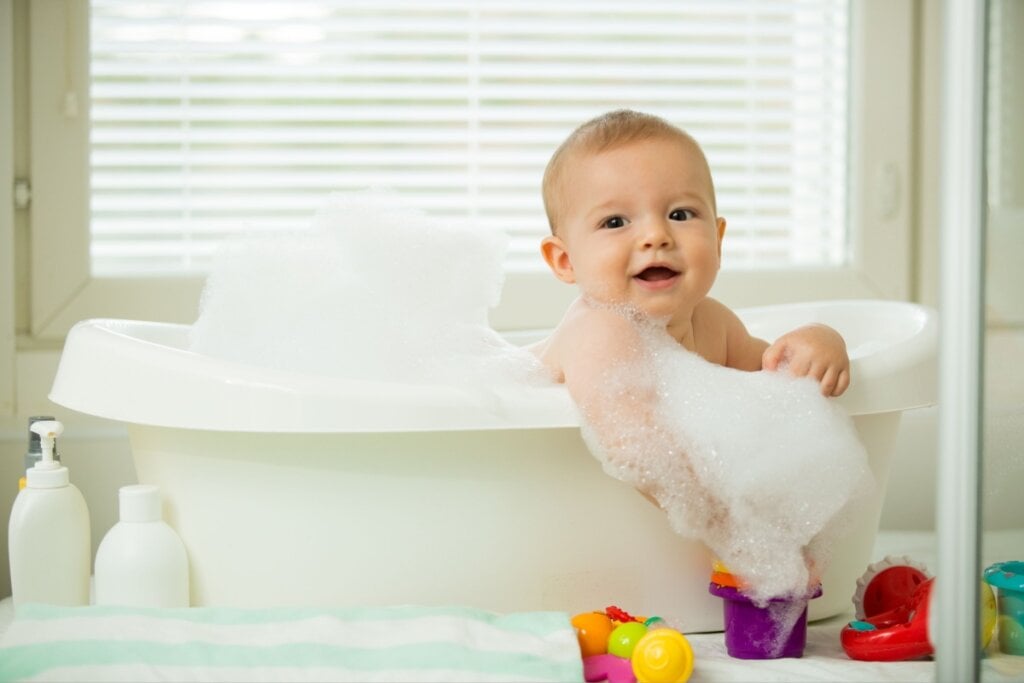 Bebê tomando banho em banheira