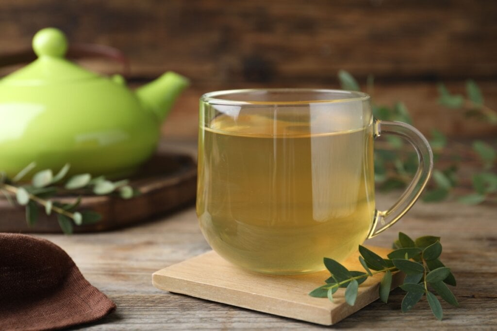 Xícara de vidro com chá de eucalipto 