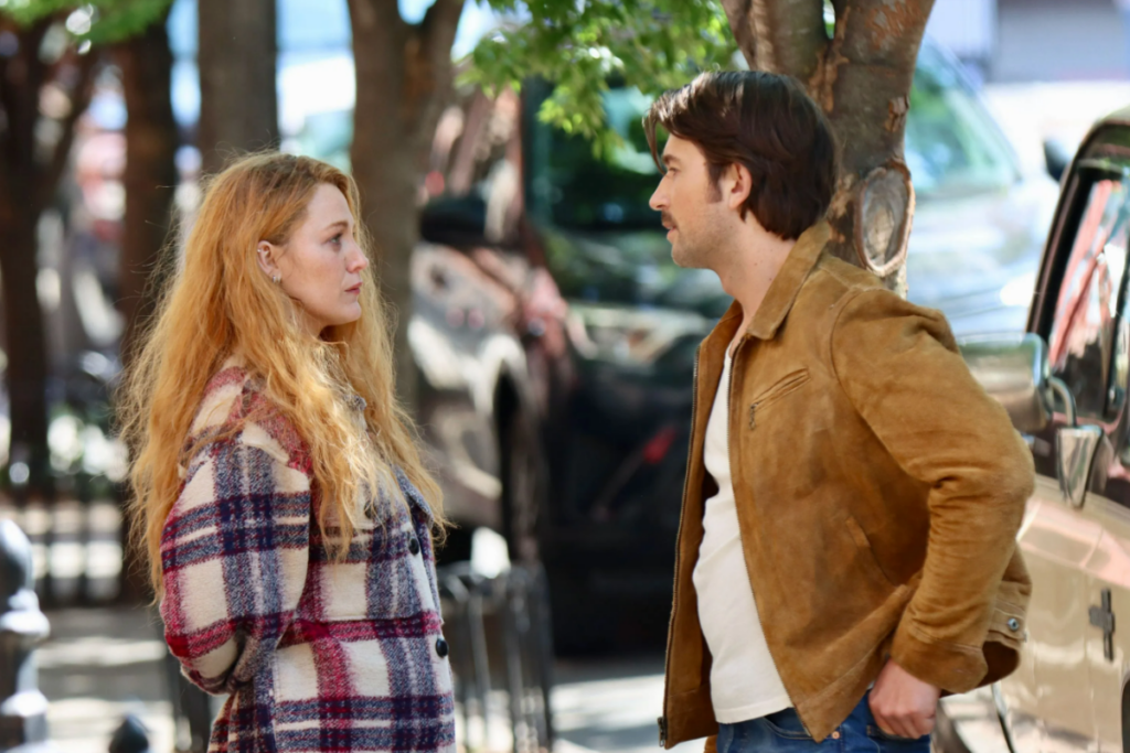 Casal conversando na rua